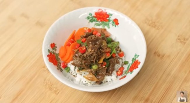 Daging iris kecap jahe ala Chef Devina Hermawan. (YouTube) 